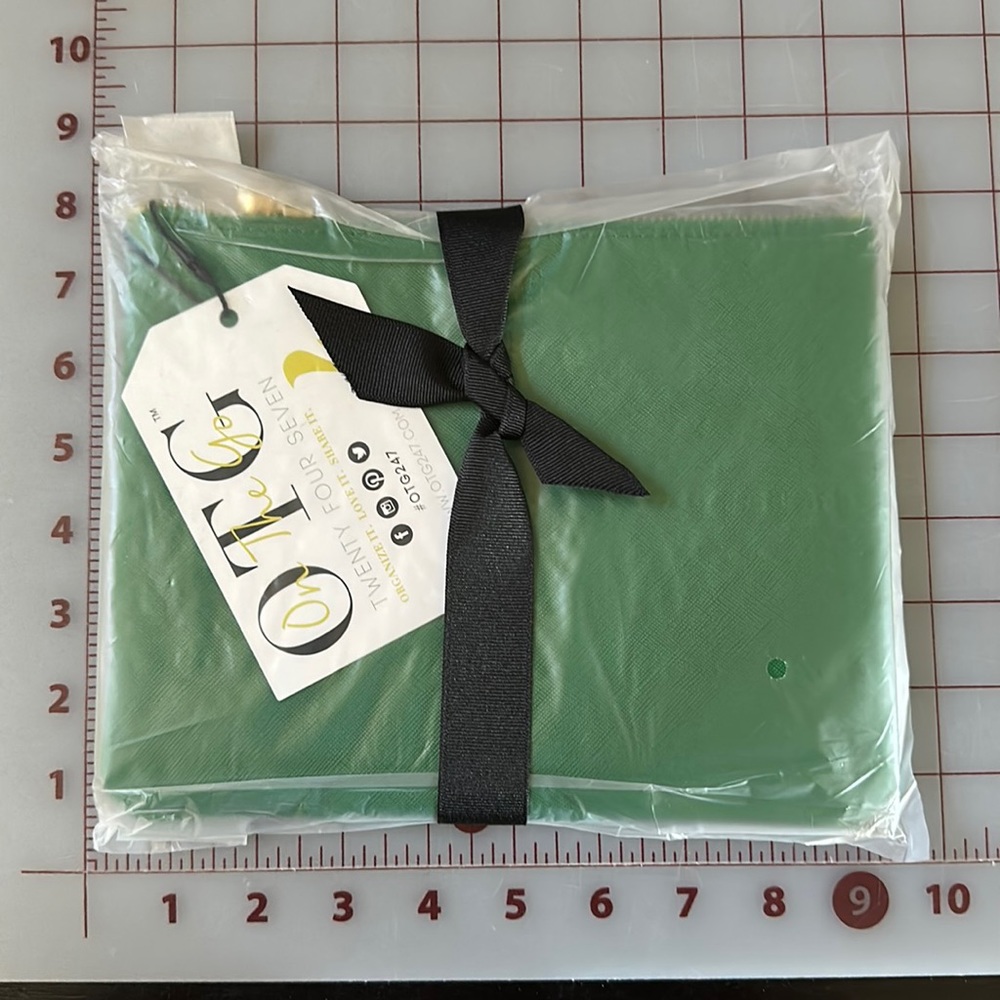 OTG 247 brand's #4 bag solid green NWT